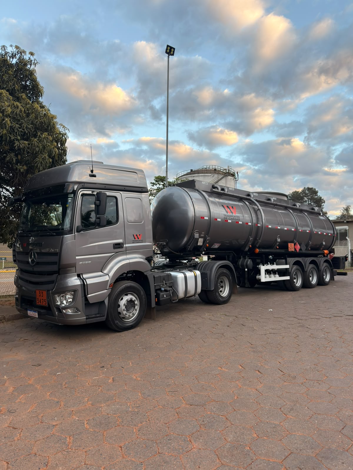 Caminhão-tanque da WW Transportes